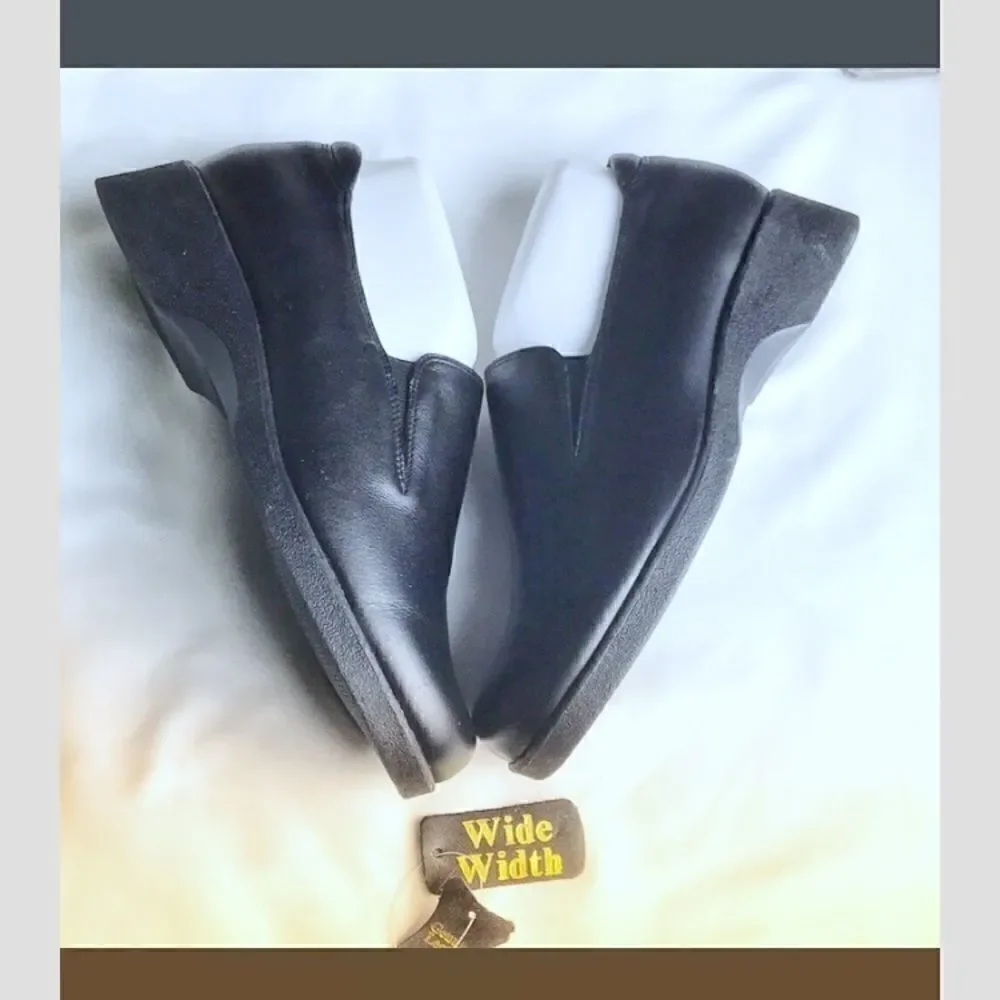 Peerage 8WW black leather loafers. NEW
